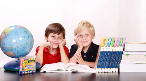 Șapte sfaturi pentru părinții care vor un copil fericit la școală și acasă
