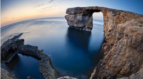 Eveniment sfâșietor: Simbolul turistic al Maltei s-a prăbușit în mare. Sfârșitul unei ere