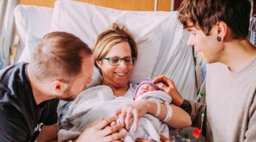 O femeie de 61 de ani a născut propria nepoată. Pe fiica fiului ei homosexual