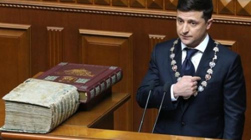 Preşedintele ales, actorul Volodimir Zelenski, a anunţat dizolvarea Parlamentului Ucrainei, la învestirea în funcţie
