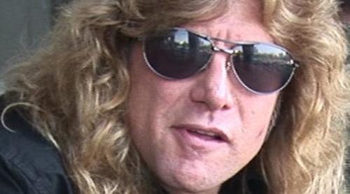 Steven Adler, fost toboșar al trupei Guns N' Roses, în stare gravă la spital, după ce s-a înjunghiat în abdomen
