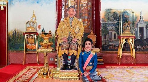 Regele Thailandei i-a retras concubinei toate titlurile regale și militare