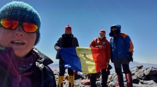  Cinci alpiniști români au atins vârful celui mai înalt vulcan din lume