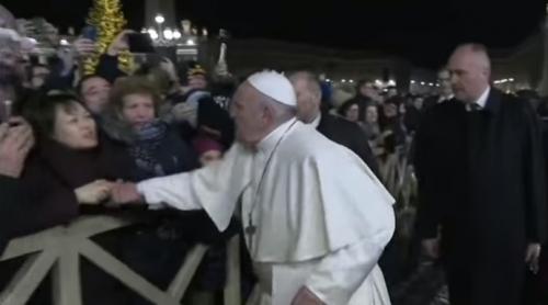 Papa Francisc a lovit mâna unei femei care a încercat să-l tragă spre ea