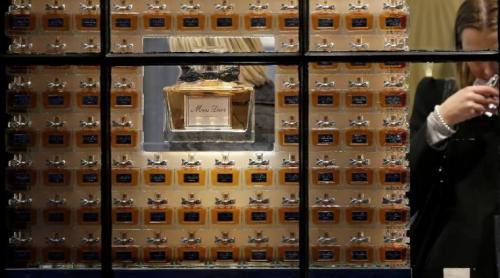 De la poşetele de mii de euro, Louis Vuitton trece la fabricarea gelurilor dezinfectante