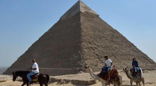 Marea Piramidă din Giza, iluminată, pentru a transmite un mesaj dedicat luptei contra noului coronavirus
