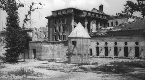 La ora 15:15, personalul de la buncărul din Berlin a auzit foc de armă. Acum 75 de ani se sinucidea Hitler