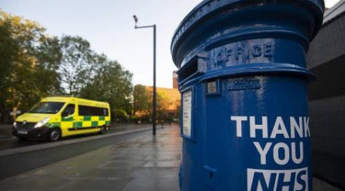 Omagiu adus cadrelor medicale din Marea Britanie: celebrele cutii poștale londoneze își schimbă culoarea