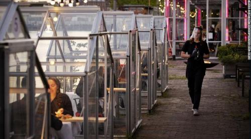 Noua normalitate a cinelor în oraș: sere de izolare într-un restaurant din Amsterdam