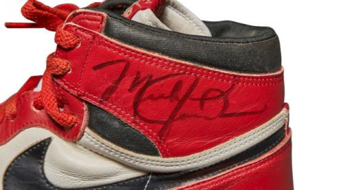 O pereche de ghete care i-a aparținut lui Michael Jordan a fost vândută cu suma record de 560.000 de dolari