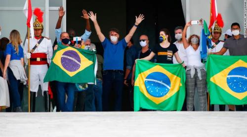 Președintele Braziliei face o nouă baie de mulțime ignorând pericolul pandemiei