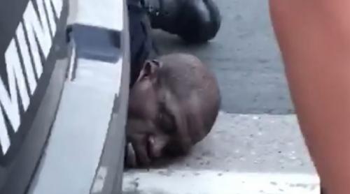 Polițistul care a l-a apăsat cu genunchiul pe gât pe George Floyd, pus sub acuzare pentru crimă