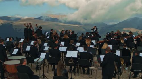 Imagini senzaţionale filmate în creierul munţilor! Orchestra Metropolitană Bucureşti a interpretat „Rapsodia Română“ pe platoul Bucegi
