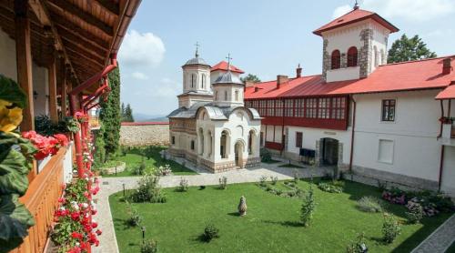 Fabuloasa Românie. S-au deschis bisericile. Peregrinări la Mănăstirea Arnota şi Mănăstirea Dintr-un Lemn