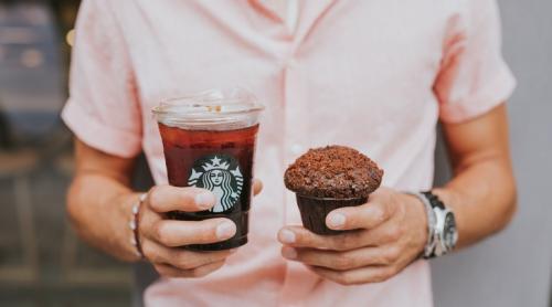 Starbucks a lansat capacul care va înlocui 1 miliard de paie pe an