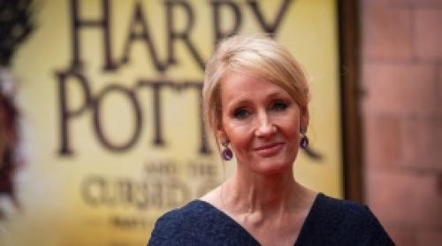 Scriitoare J. K. Rowling a anunţat că va returna un premiu asociat cu familia Kennedy