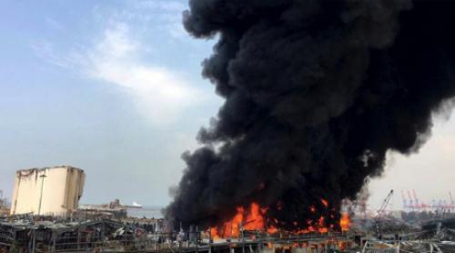 Portul din Beirut este în flăcări la doar o lună după explozia devastatoare