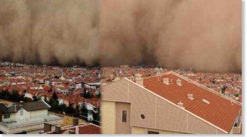 Fenomen meteo rar: Furtună de nisip însoțită de fulgere, la Ankara (VIDEO)