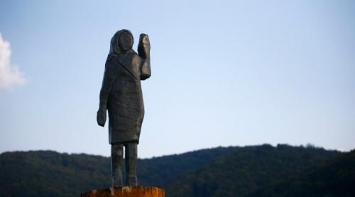 Bizara statuie a Melaniei Trump din orașul său natal din Slovenia, incendiată în iulie, a fost înlocuită cu o replică din bronz