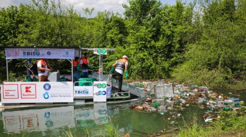 Lacul care alimentează Brașovul cu apă potabilă, curățat de deșeuri cu o ambarcațiune 100% electrică