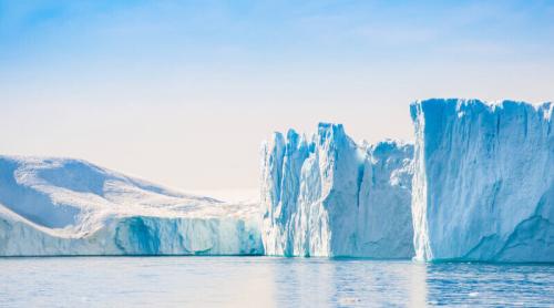 Cine mai neagă schimbările climatice? A plouat pentru prima dată în istorie pe vârfurile ghețarilor din Groenlanda