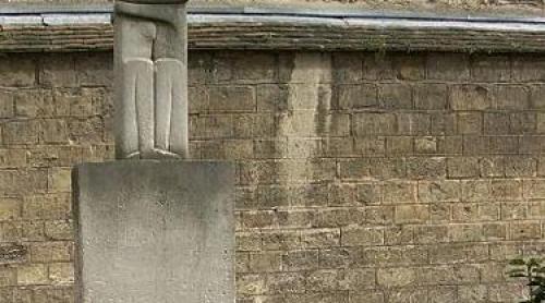 Celebra sculptură a lui Brâncuși, ”Sărutul”, nu va părăsi cimitirul Montparnasse. Un deceniu de negocieri și o poveste tristă de iubire