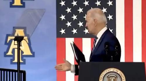 Joe Biden ironizat pentru că a dat mâna în aer după discurs