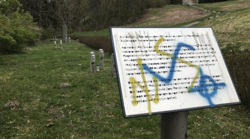 Un memorial și un lagăr de concentrare din Germania au fost au fost pictate cu simboluri ucrainene de extremă dreapta