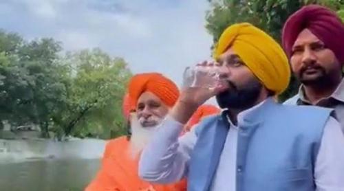 India: un ministru a ajuns la spital după ce a băut apă dintr-un râu pentru a dovedi că nu e poluat