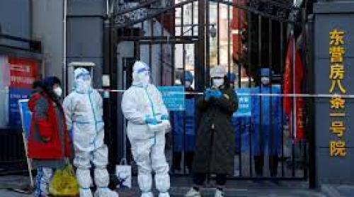 China închide în case 5 milioane de oameni. Mulți rămân blocați în fabricile unde lucrează