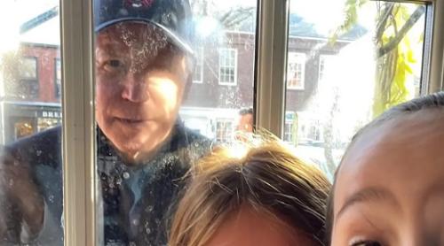 Joe Biden criticat pe rețelele de socializare din cauza selfie-urilor cu copii de Ziua Recunostinței