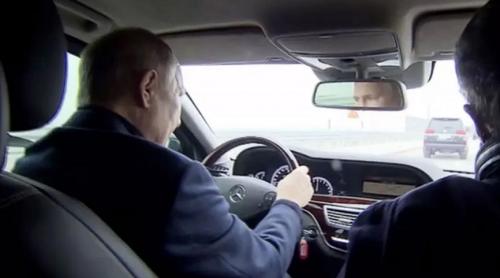 Putin vizitează podul din Crimeea și îl traversează cu mașina (video)