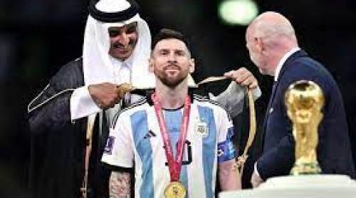 Lionel Messi, ofertă de 1 milion de dolari pentru a vinde mantia purtată la ceremonia de la CM din Qatar