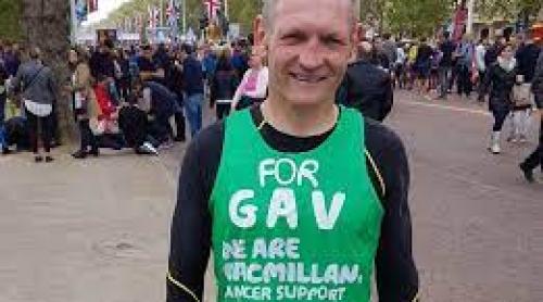 Un om cu o cauză nobilă: a alergat 365 de maratoane în 2022 și a adunat 1 milion de lire sterline