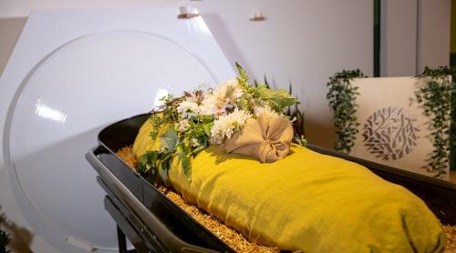 Statul New York legalizează transformarea în compost a corpurilor umane după moarte: se obțin "două roabe" de îngrășământ