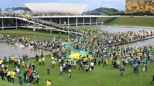 Brazilia: Suporterii lui Bolsonaro invadează Palatul Prezidenţial şi Congresul, ciocniri cu poliţia (video)