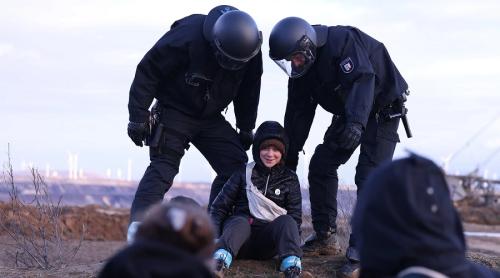 Greta Thunberg a fost ridicată cu forța de poliția germană la Lützerath (video)