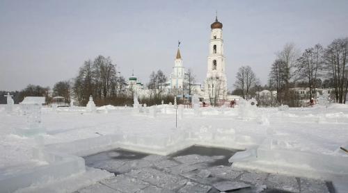 Putin a făcut baia tradițională de Bobotează în apa înghețată dar „fără fotografii”