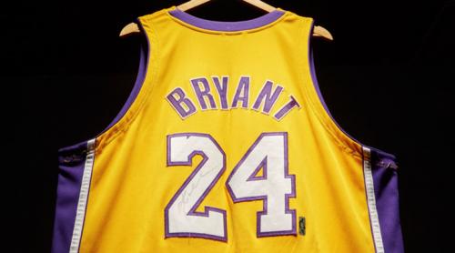 Licitație pentru tricoul lui Kobe Bryant: la o oră de la deschiderea sesiunii, s-a ajuns la suma de 4,5 milioane de dolari. Se așteaptă să se vândă cu 7 milioane