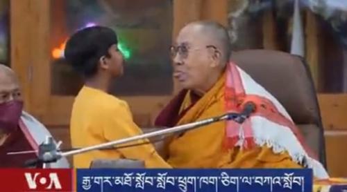 Dalai Lama  își cere scuze după ce i-a cerut unui copil să-i „sugă limba”