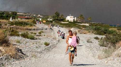 Incendii în Grecia: mii de turiști panicaţi evacuează insula Rodos