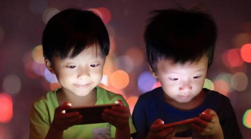 China, țara care deține TikTok vrea să interzică ecranele pentru propriii copii: internetul nu va mai fi accesibil pentru minori între orele 22:00 și 6:00