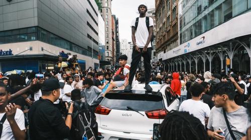 Haos în Manhattan: Anunțul unui influencer că va oferi console de jocuri video gratis provoacă scene de revoltă cu mii de adolescenti pe străzi