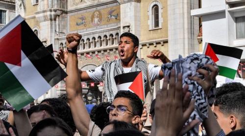 Mii de manifestanți la Tunis în fața ambasadei Franței