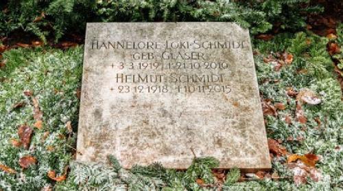 Mormântul lui Helmut Schmidt, fost cancelar german, a fost vandalizat cu svastici