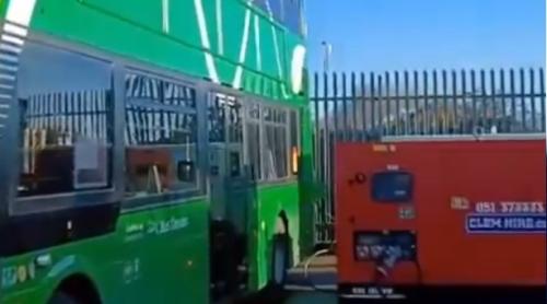 O companie de transport irlandeză nevoită să dea explicații după un videoclip care arată un autobuz electric conectat la un generator diesel