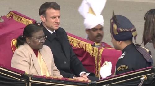 În vizită în India, Macron defilează în trăsură în timp ce în fermierii francezi furioși blochează Franța