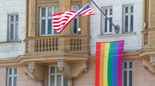 Steagul LGBT va fi interzis la ambasadele americane