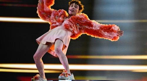 Eurovision: câștigatorul elvețian non-binar Nemo a spart trofeul la câteva minute după victoria sa: „Nu numai că am spart codul, am spart și trofeul”