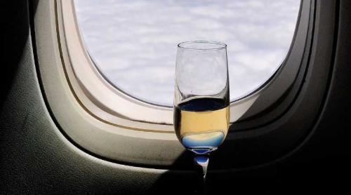 Studiu. Riscuri în privința consumului de alcool în timpul zborului, poate deveni fatal